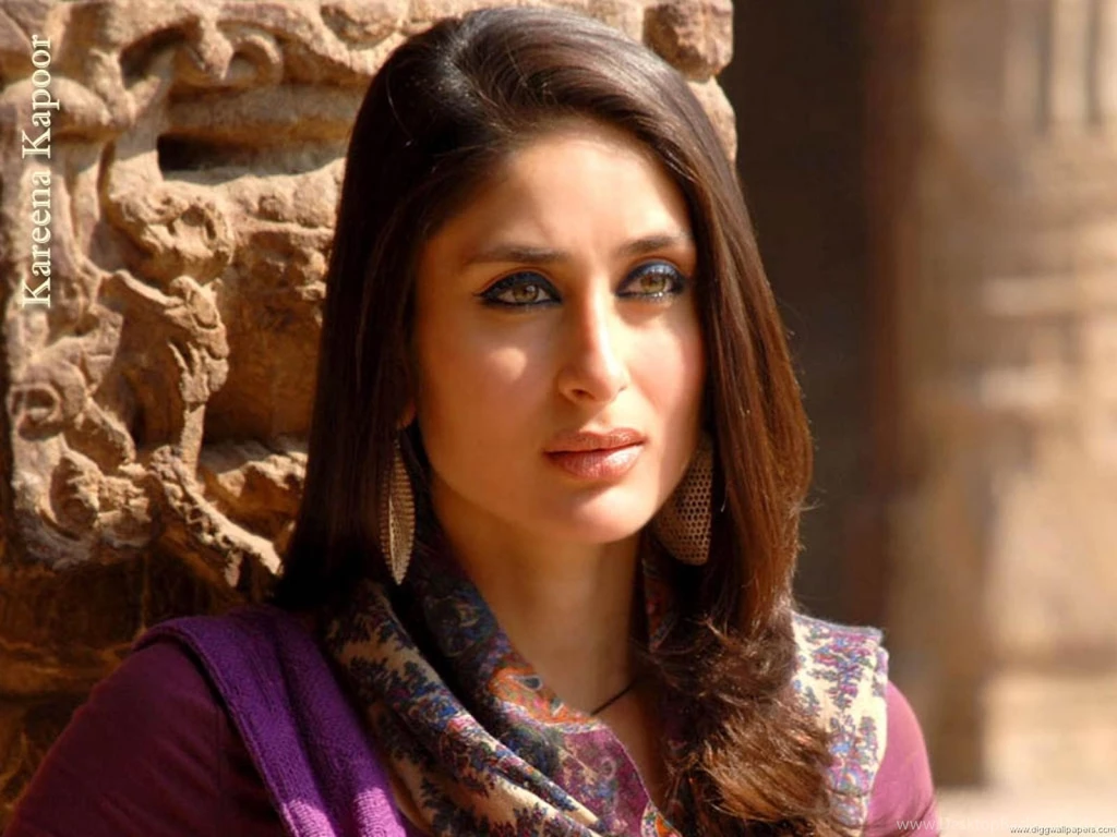 Hot And Smile Face Of Actress Kareena Kapoor HD Photo