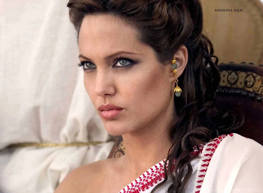 Angelina Jolie In Jeans Real Hd Wallpapers