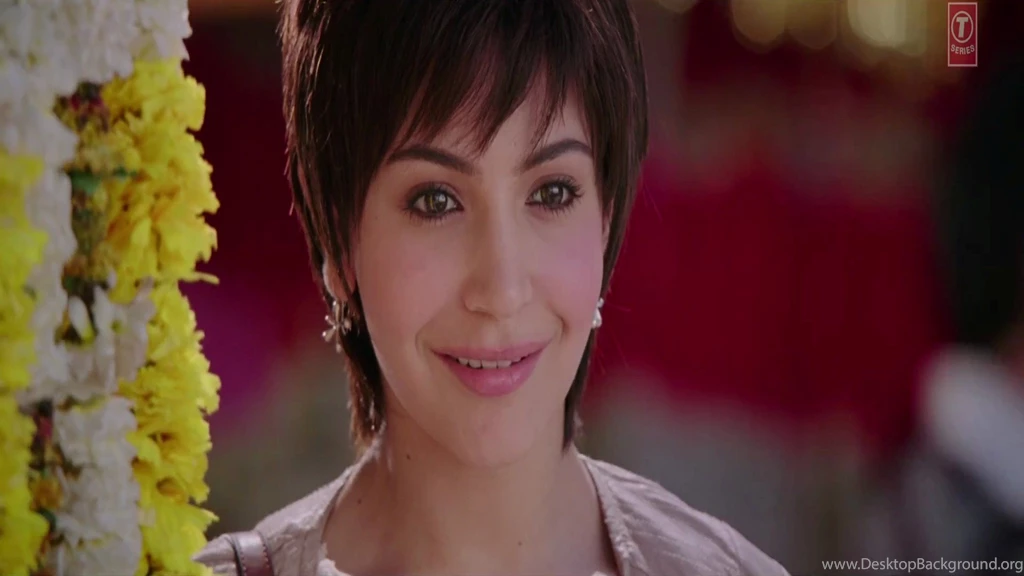 Cute Beautiful Smile Face Of Actress Anushka Sharma HD Image