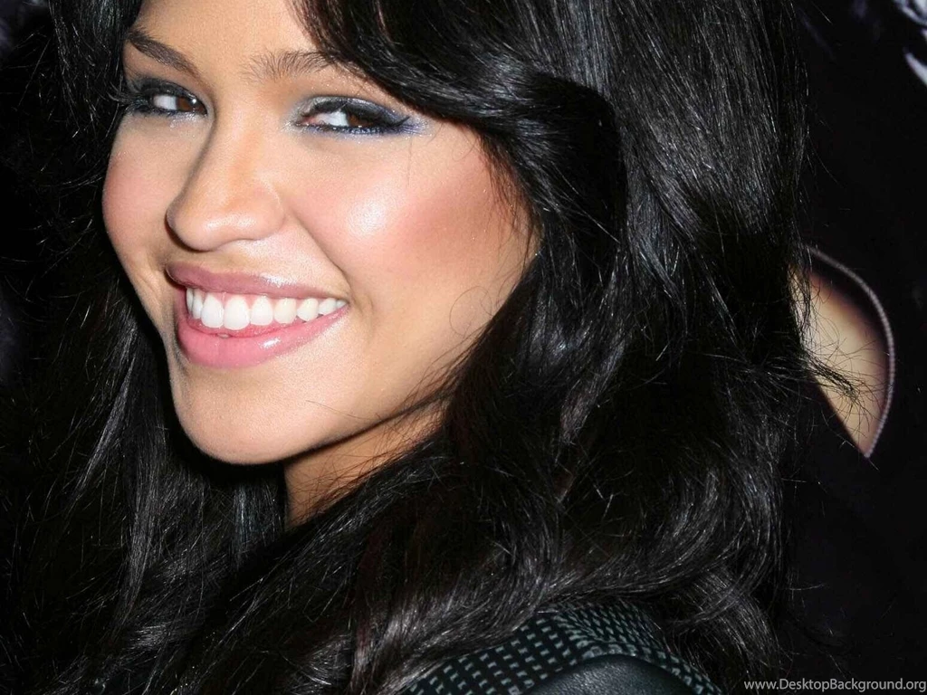 Cassie Closeup Face Smile Wallpapers HD.jpg