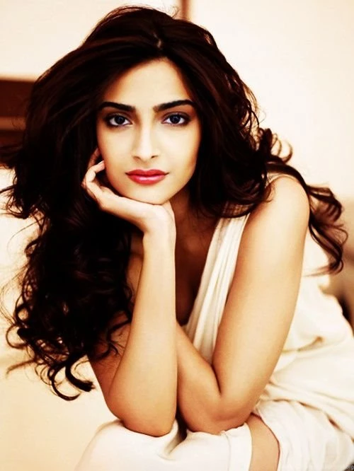 Bollywood Young, Hot And Beatiful Actress Sonam Kapoor Latest ...