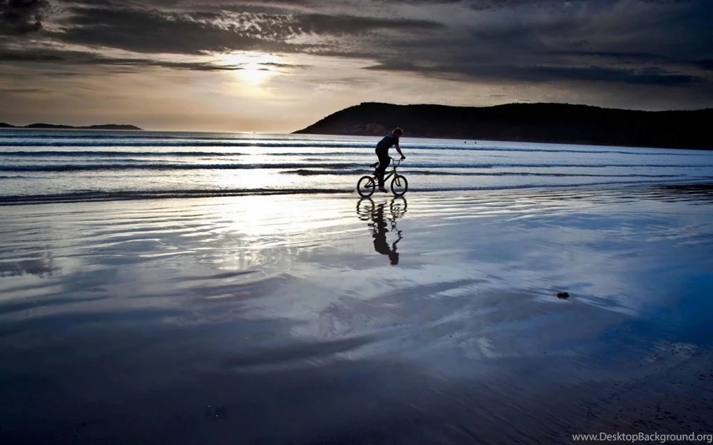 Cycling_in_the_sea 1680x1050.jpg