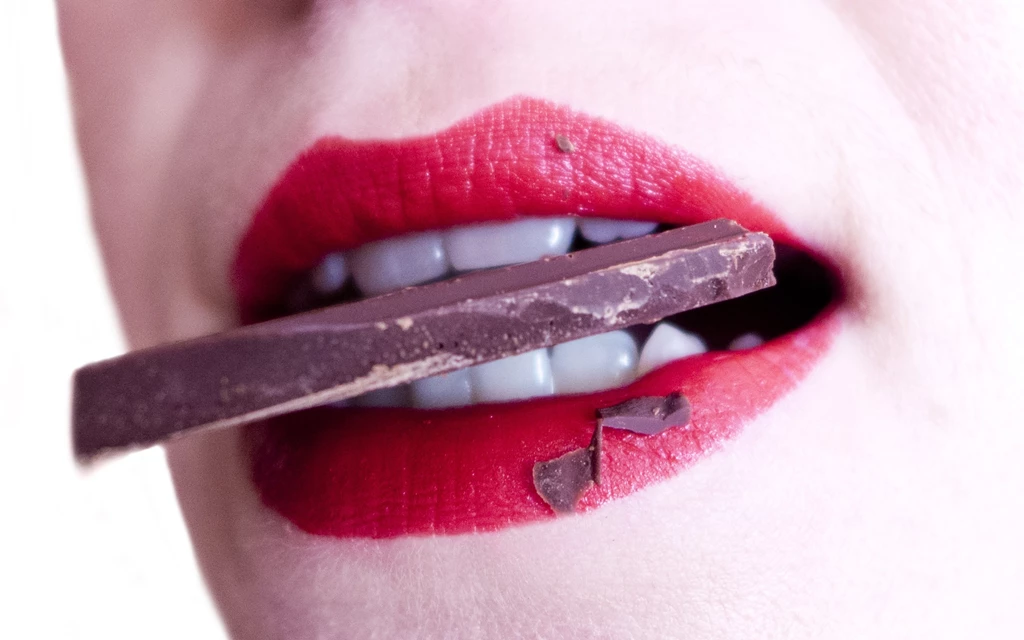 Download Wallpapers 3840x2400 Lips, Teeth, Chocolate, Girl ...
