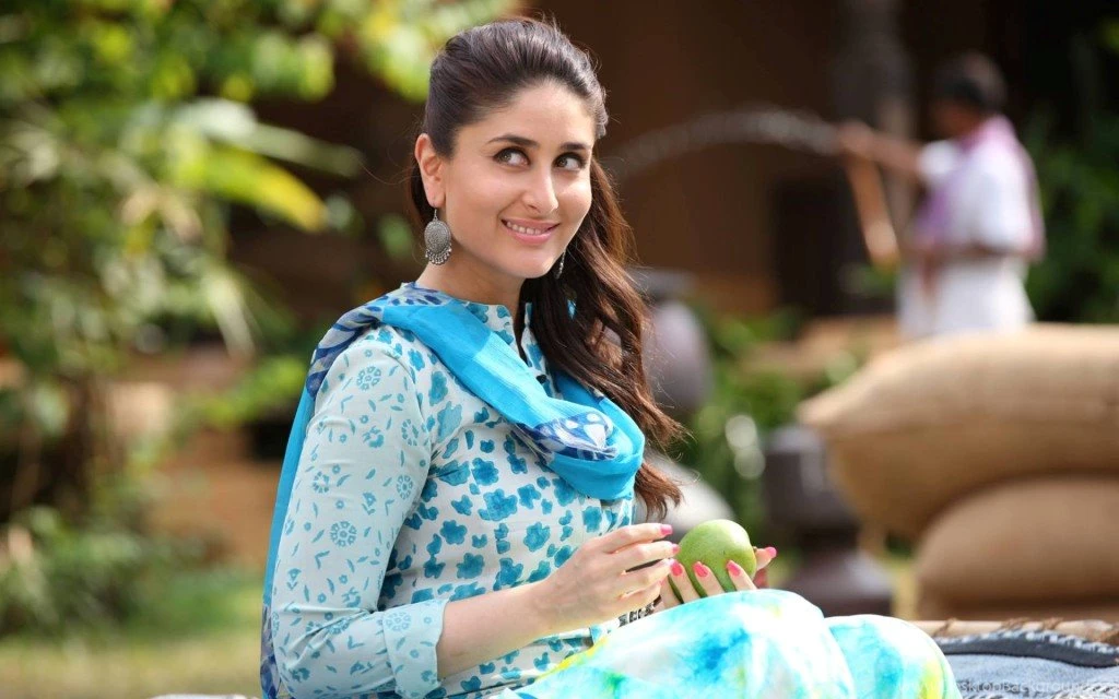Kareena Kapoor In Latest Movie Singham Returns Smile Look ...