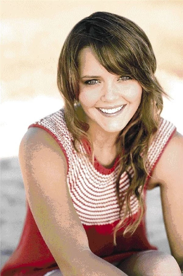 Pretyful   Rebecca Breeds Photo (10057560)   Fanpop