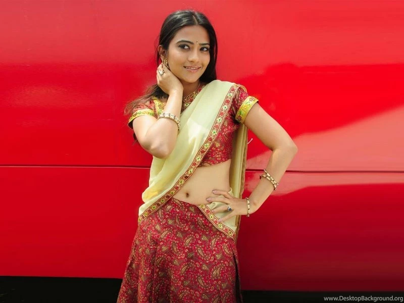 Aditi Sharma In Indian Saree Wallpapers