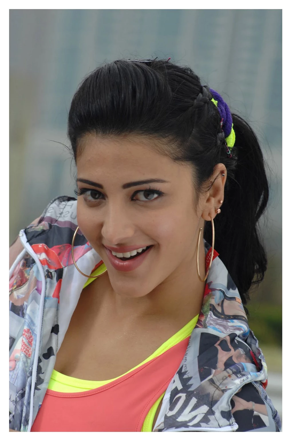 Shruti Hassan Smiling Hot Hd Wallpapers