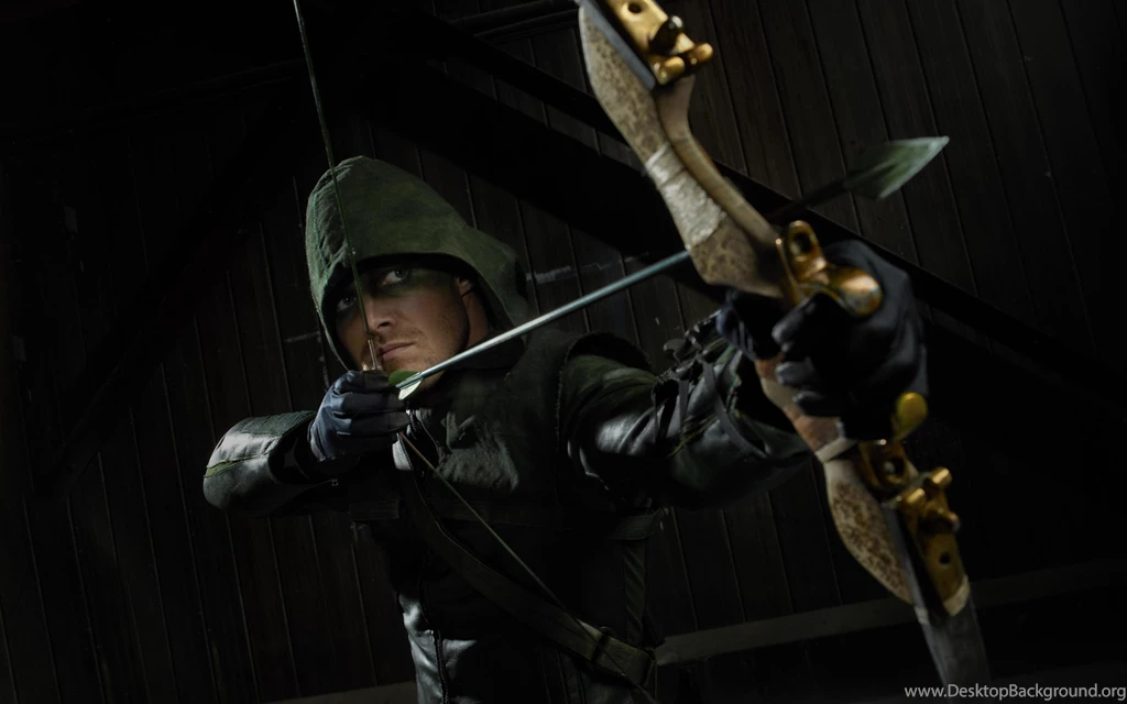 Arrow Oliver Queen With And Without The Green Hood