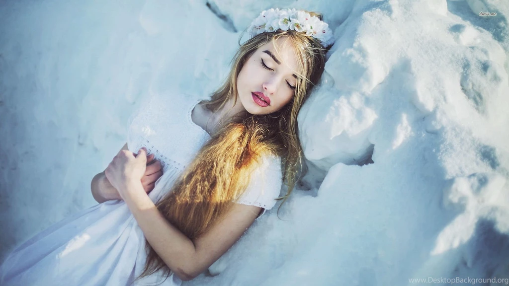 Angelic Girl Resting On The Snow Wallpapers Girl Wallpapers