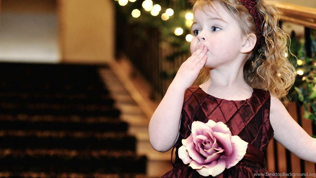 Cute Baby Girl Give Flying Kiss Photos