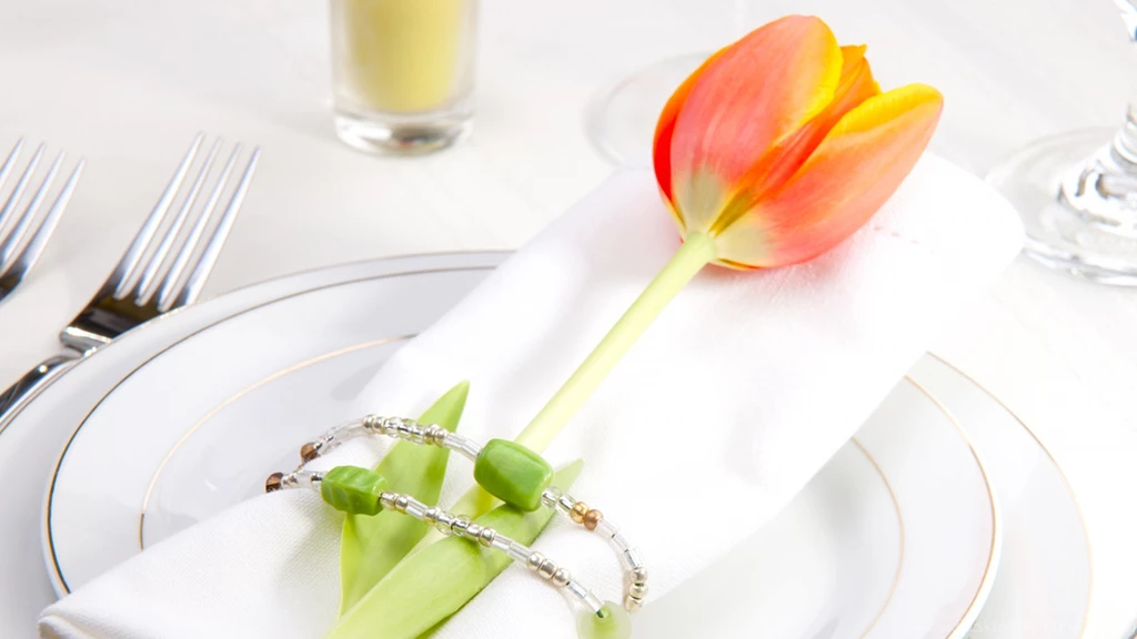 Download Wallpapers 3840x2160 Plate, Flower, Napkin, Table Setting ...