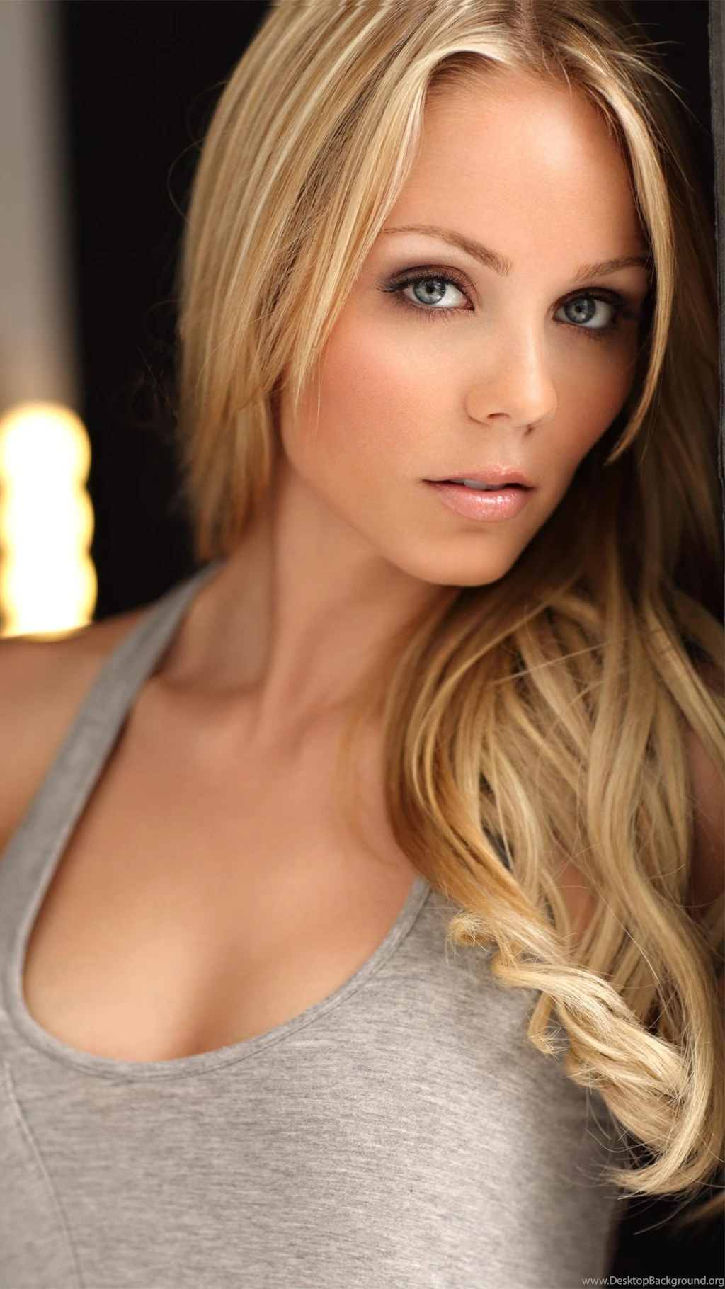 Laura Vandervoort Mobile Wallpapers 5344