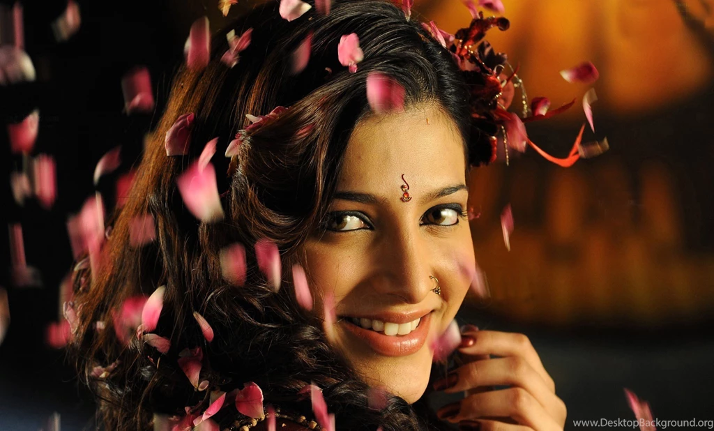 Shruti Haasan Cute Smile Hd Wallpapers