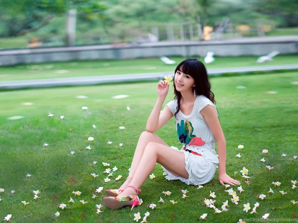 Chinese girl in park 1024x768.jpg