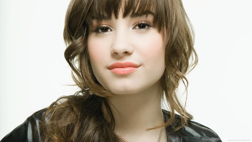 Download 2560x1440 Demi Lovato Sexy Wallpapers