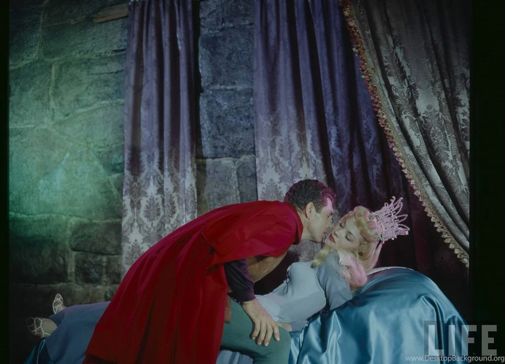 Sleeping Beauty Kiss Wallpapers For Phone Cartoons Wallpapers