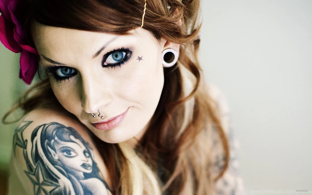 Girls_Beautyful_Girls_Girl_with_tattoos_and_piercings_025575_.jpg