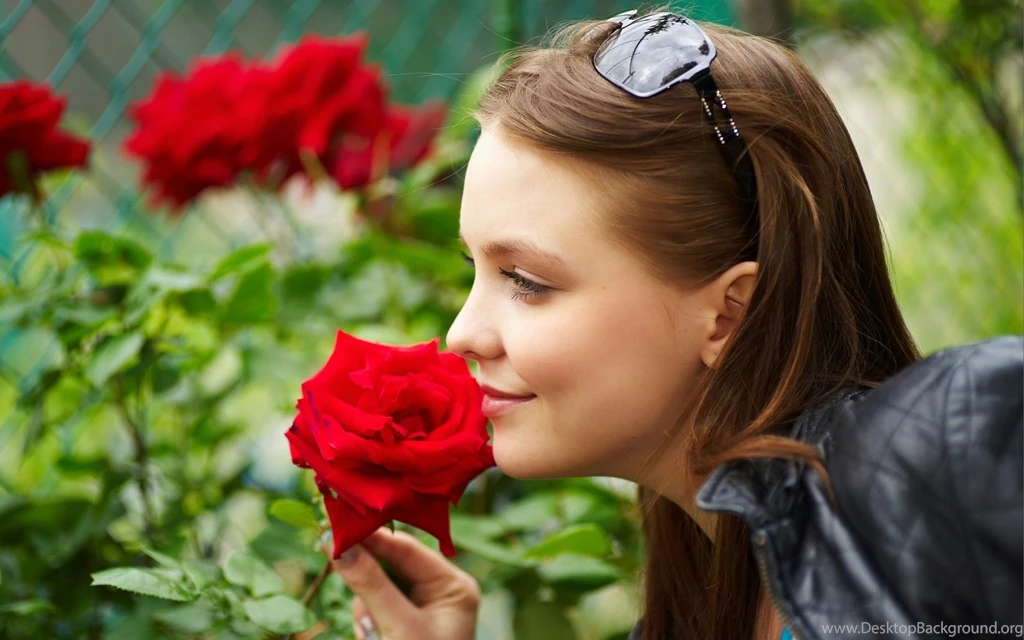 Download Cute Model with red rose Wallpapers