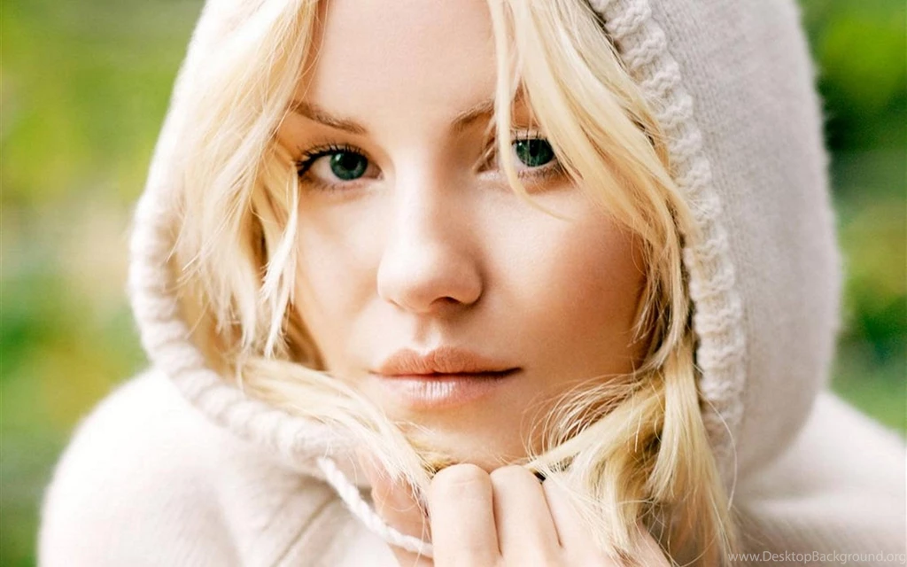 Download Free Elisha Cuthbert Looking Cute