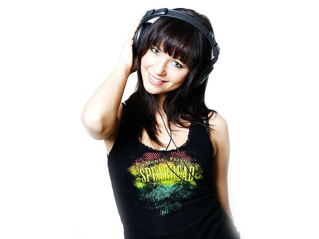 Wallpapers Girl Headphones Zara Taylor Resolution 1024x768 ...