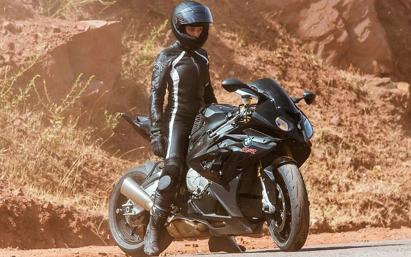 Rebecca Ferguson On BMW RR Motorcycle In Mission Impossible Rogue ...