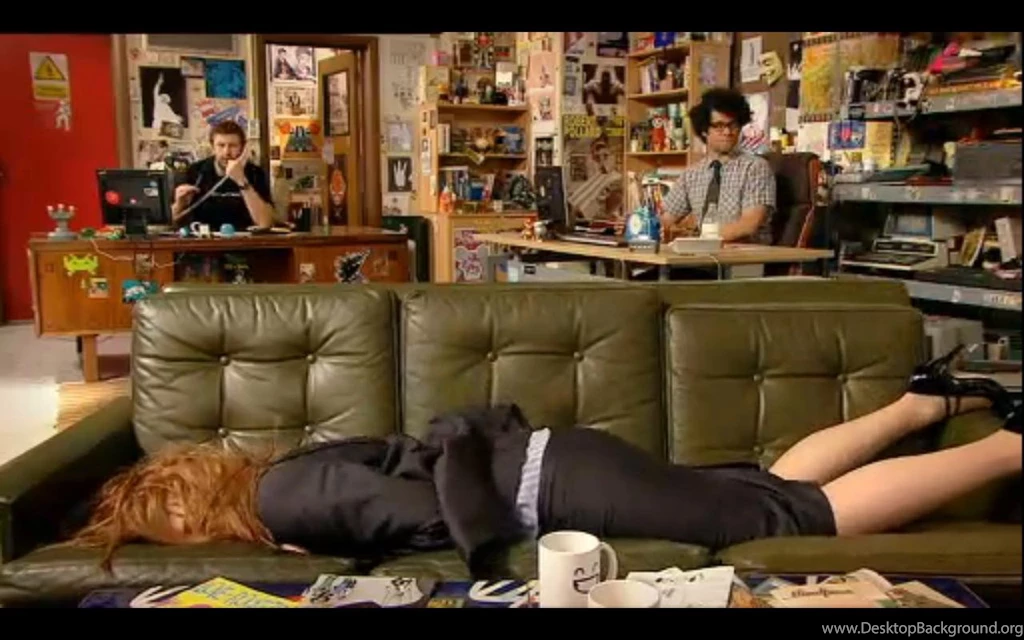 Kiss My Wonder Woman: Reasons You Should Be Watching The IT Crowd