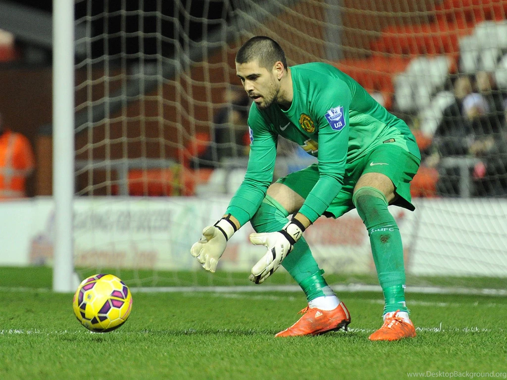 Victor Valdes Plays His First Match For Manchester United Under ...