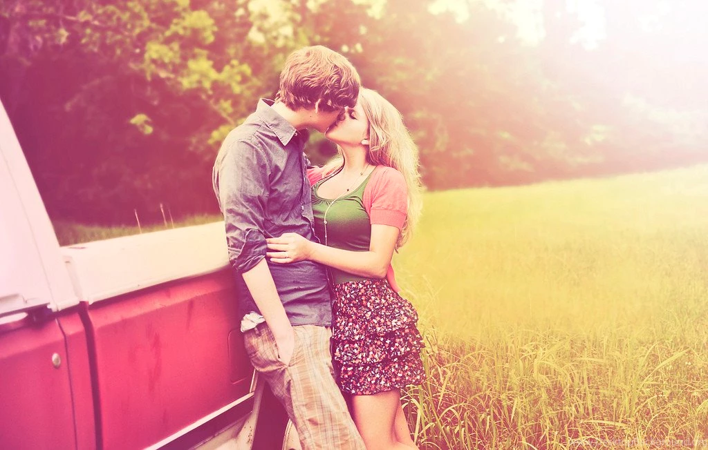 Love Kiss HD Wallpaper Images