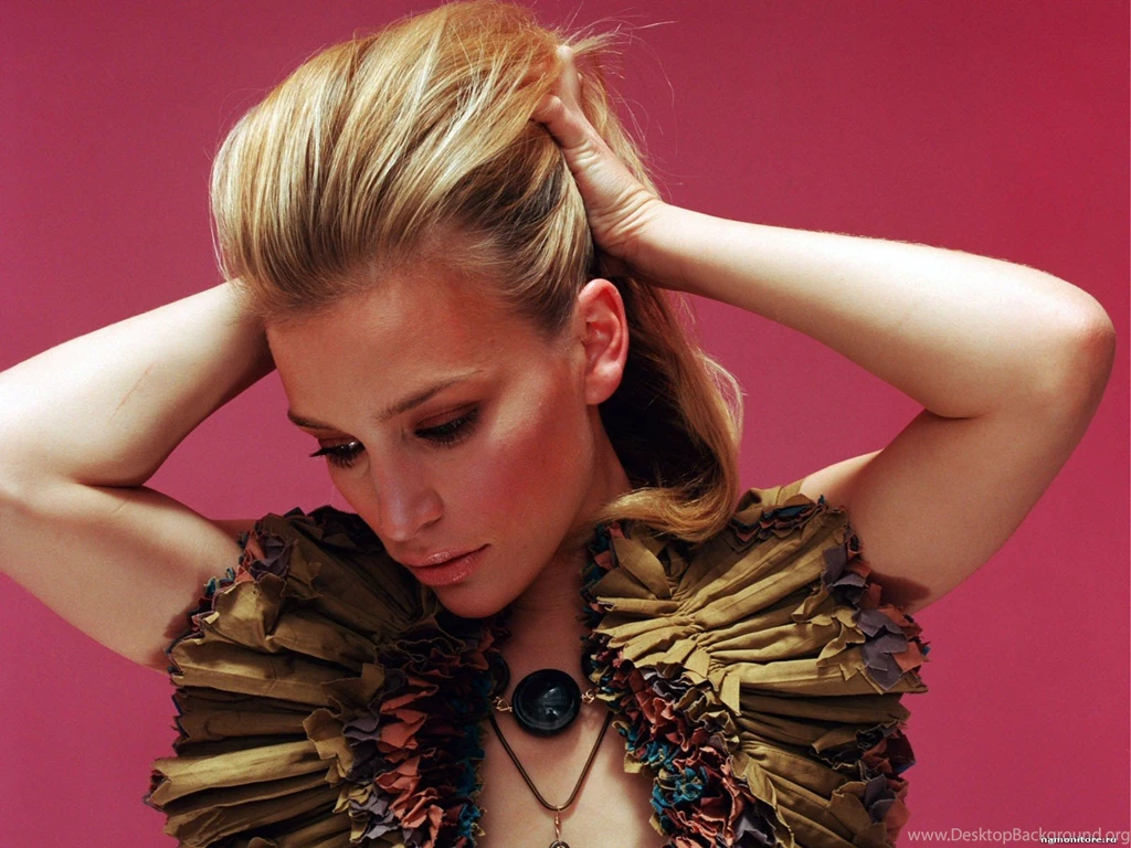 Piper Perabo On A Pink Background, Celebrities, Girls, Pink ...