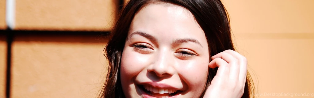 Download Wallpapers 3840x1200 Miranda Cosgrove, Girl, Smile, Hand ...