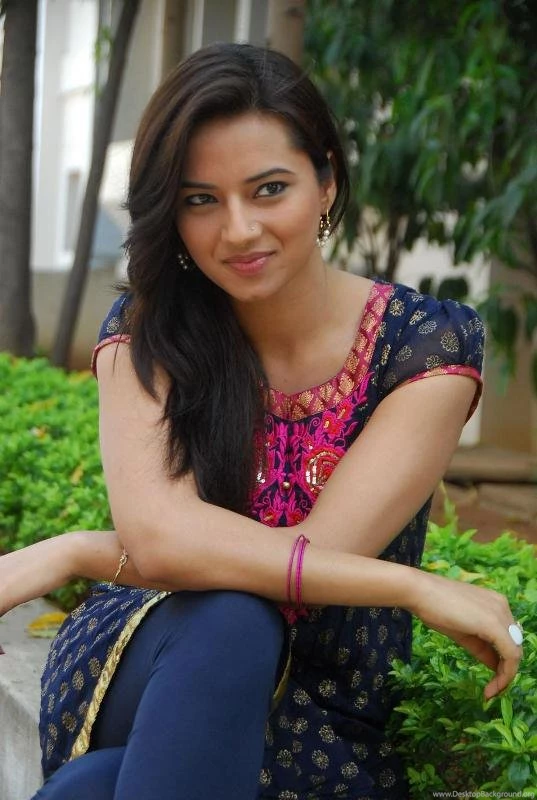 South Indian Actress Isha Chawla Wallpapers, Isha Chawla Wallpapers ...