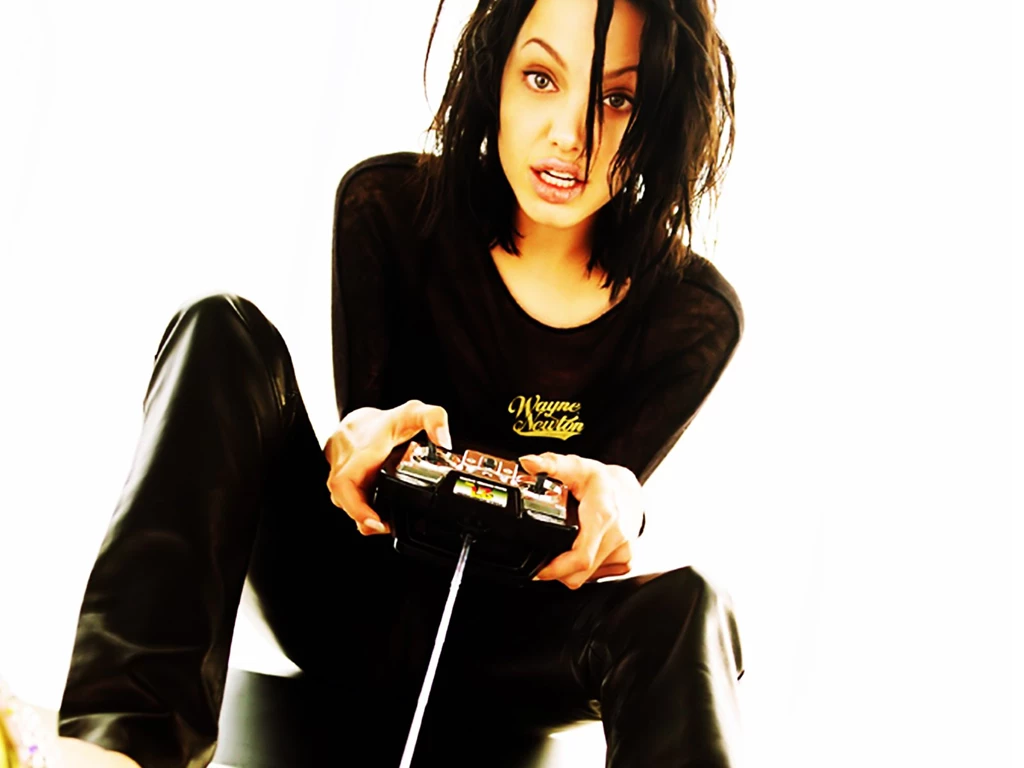 Desktop Wallpapers · Celebrities · Female · Angelina Jolie