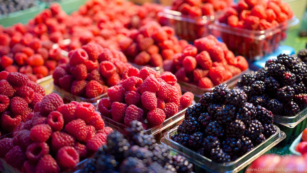 Fresh Raspberries & Blackberries Fruits At The Market 4K Wallpapers