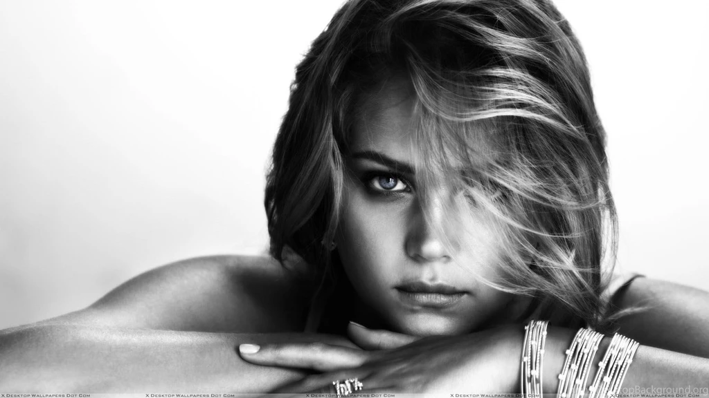 Esti Ginzburg Wallpapers, Photos & Images In HD