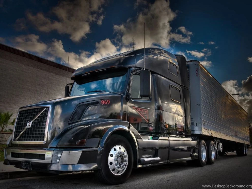 Tips On Sharing The Road With 18 Wheeler Trucks