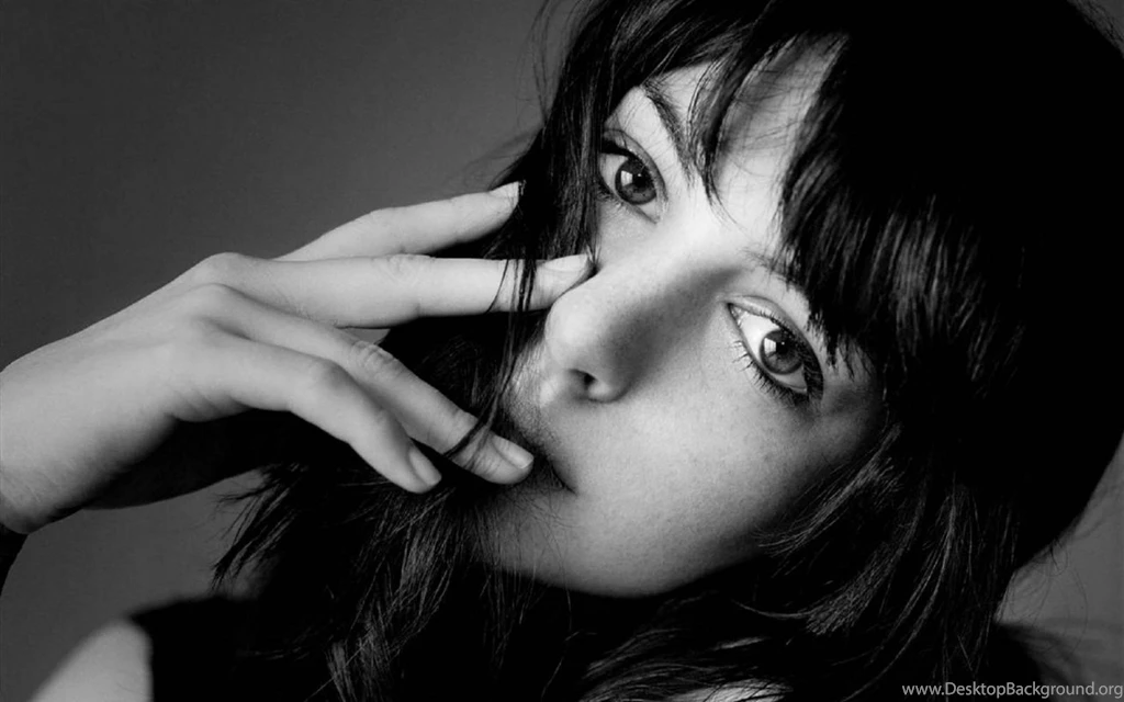 Anne Hathaway HD Desktop Wallpapers