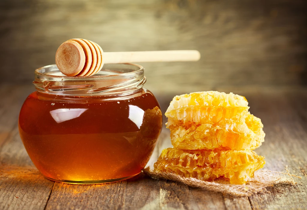 Queen Honey Bee Wallpaper.