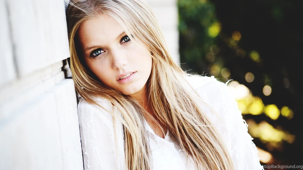 Beautiful Face Blonde Girl Photo