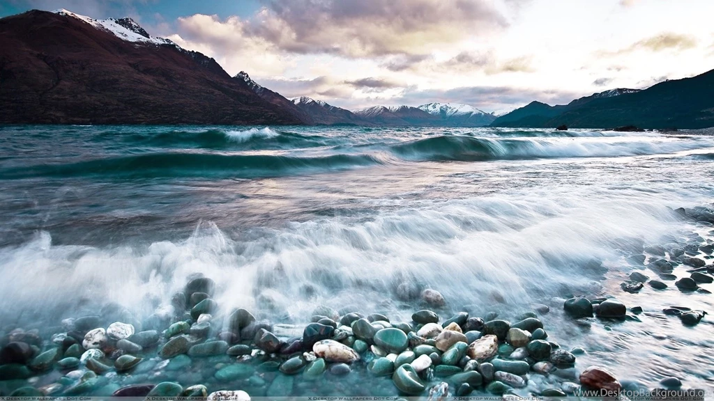 Pleasant To Watch The Waves In The Sea Wallpapers