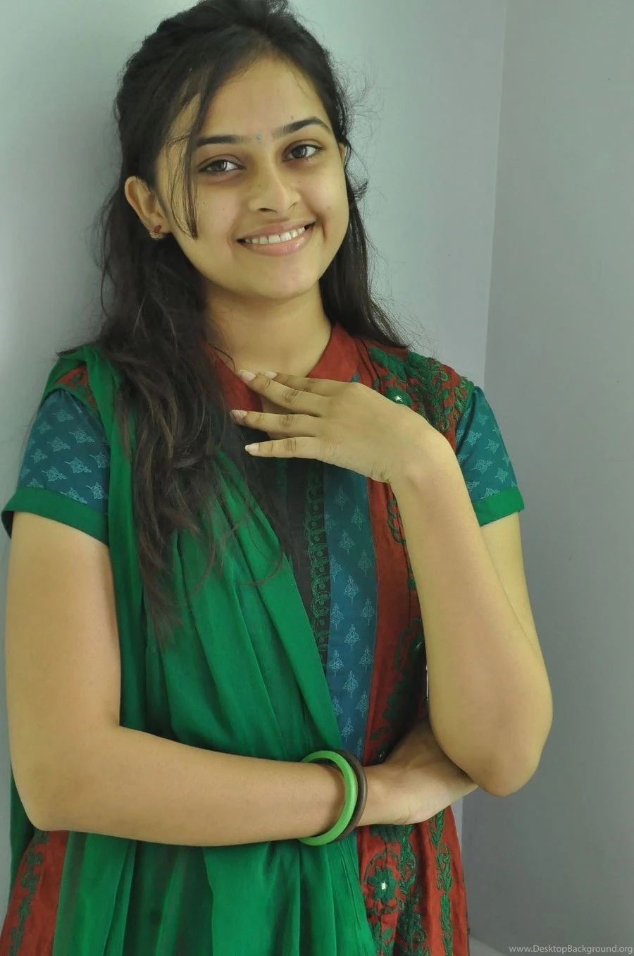 Actress Sri Divya Images, Wallpapers, Photos & Gallery