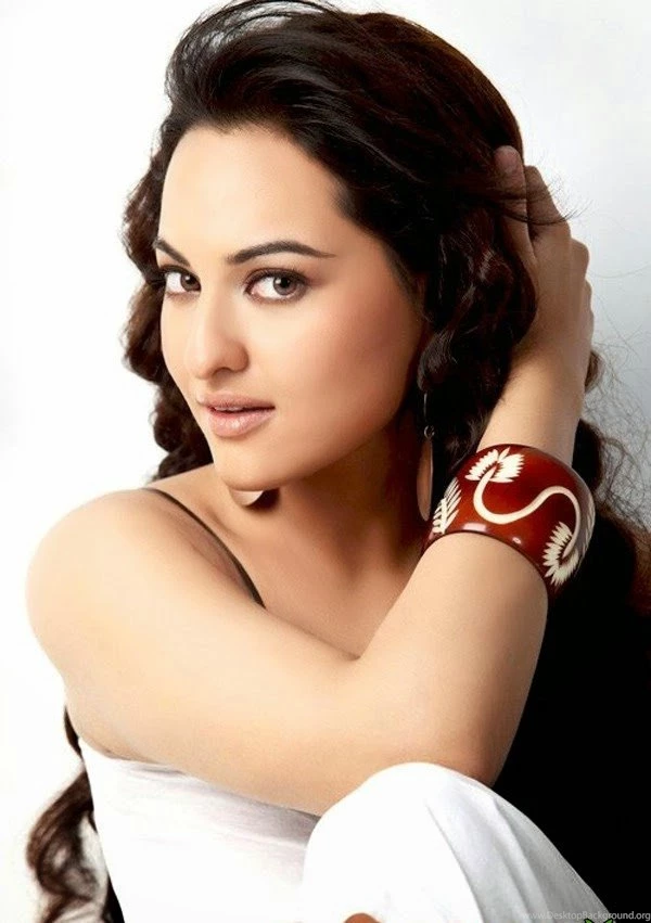 Hot Sonakshi Sinha HD Wallpapers Free Download