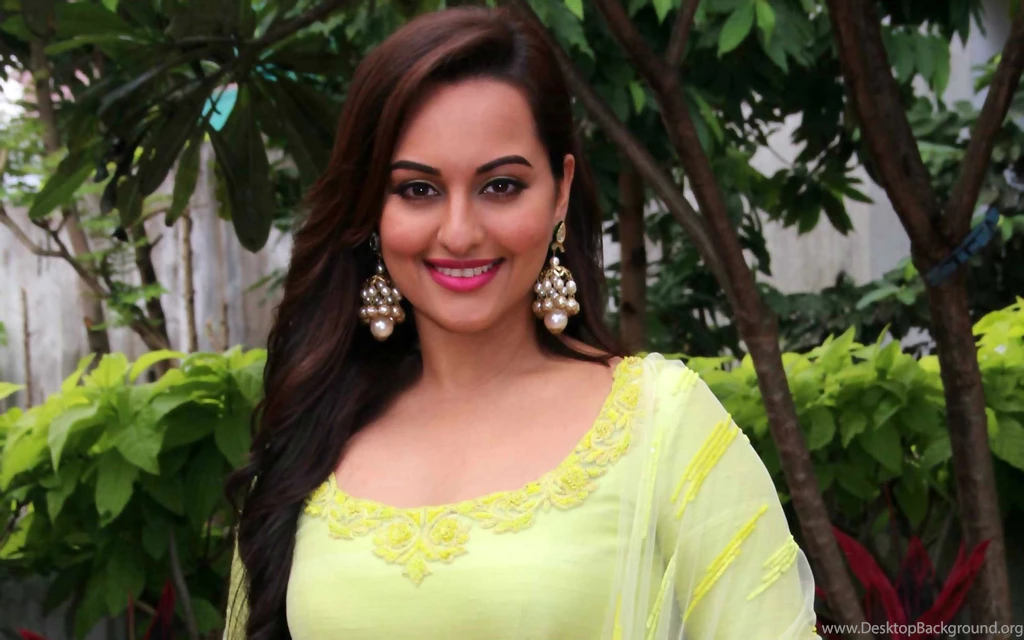 Sonakshi Sinha Cute Smile HD Wallpapers