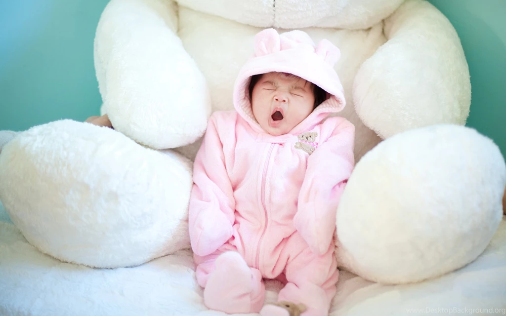 Cute Baby Yawning Wallpapers