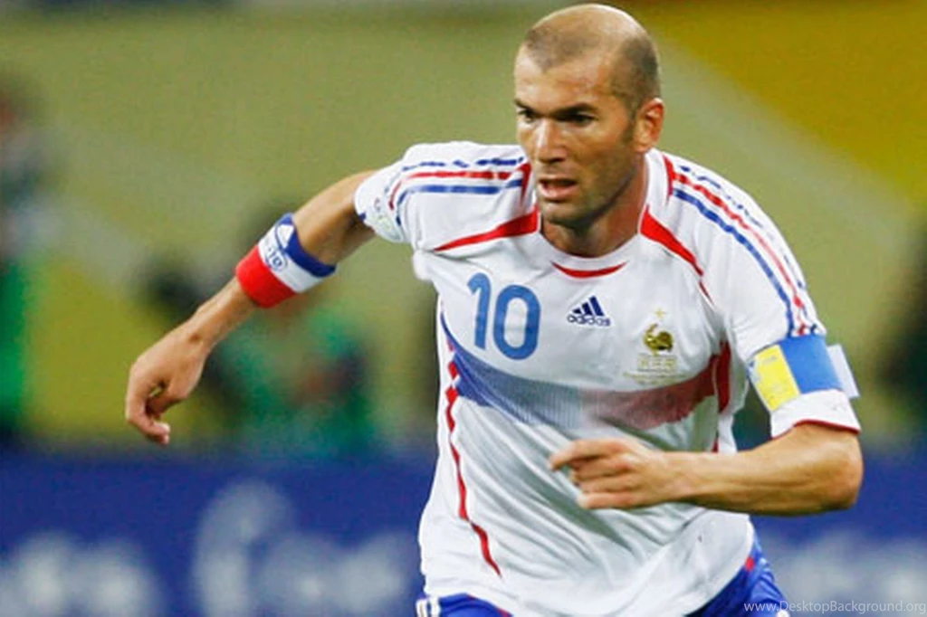 The Legend Of Football Zinedine Zidane On The Field Wallpapers And ...