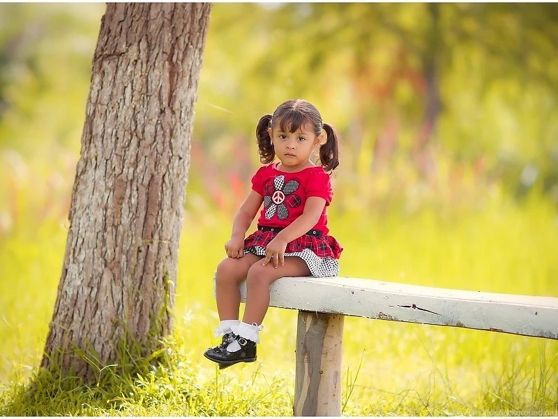Sad Little Girl Sitting On Bench HD Wallpapers Free Desktop ...