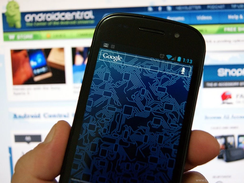 Late night Poll: Do You Run A Live Wallpaper?