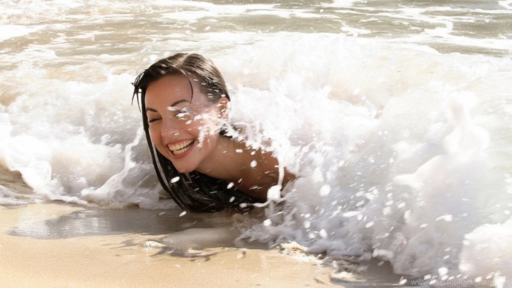 1366x768 Beach Girl Wallpapers