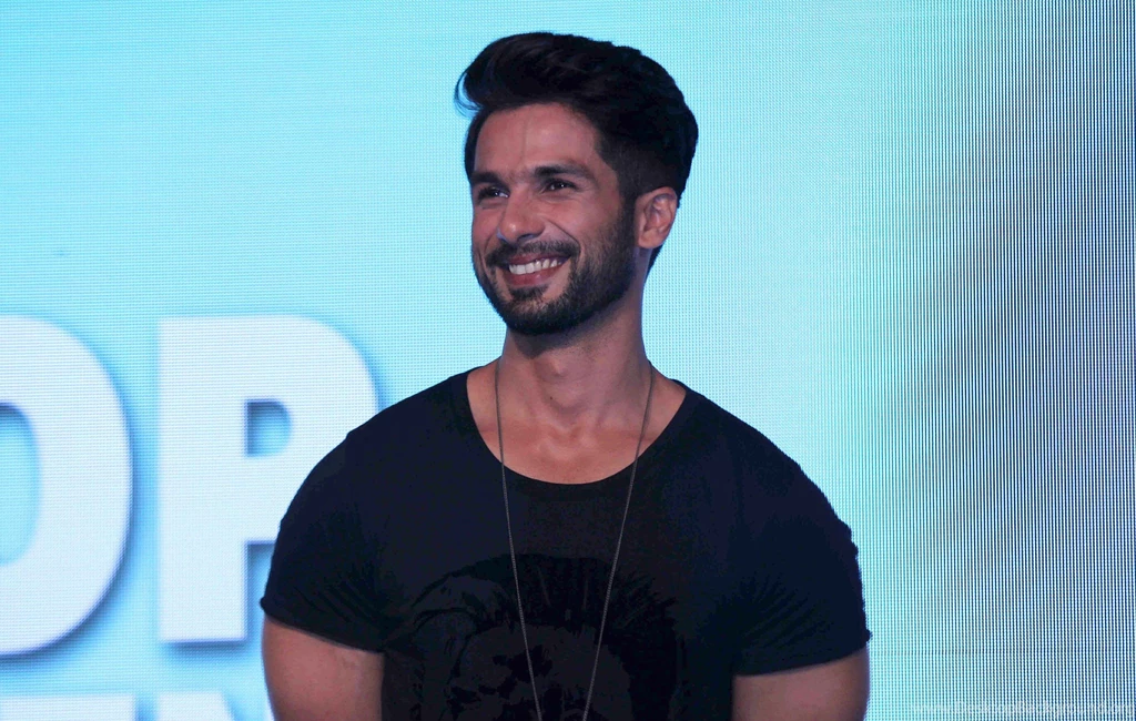 Handsome Dashing Look Of Shahid Kapoor Wallpapers