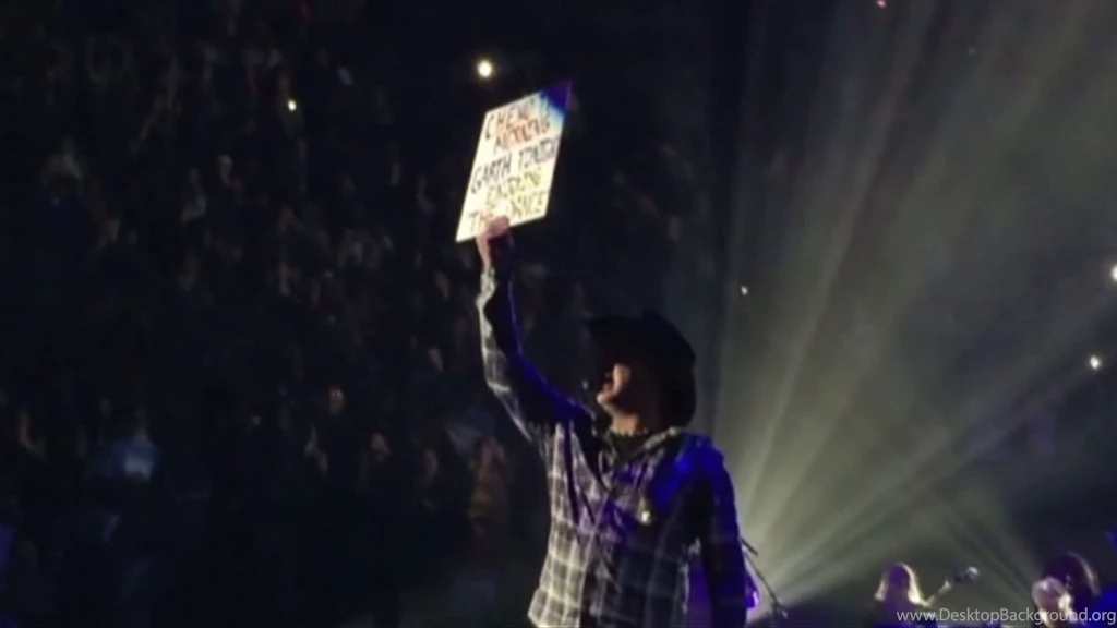 County Singer Garth Brooks Stops Minneapolis Show, Serenades Woman ...