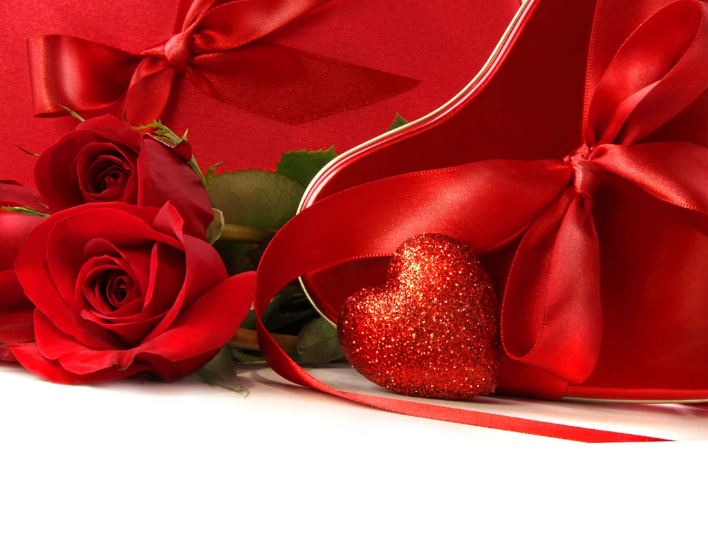 Beautiful_Romantic_Background_with_Heart_and_Roses.jpg?m=1420977680